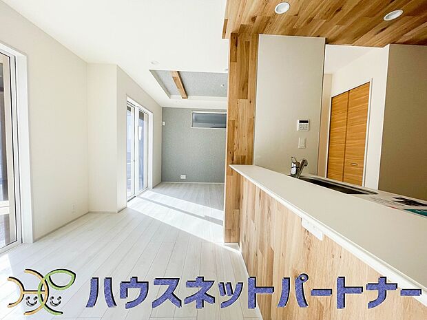 明るく開放的なオープンキッチン。家族とのコミュニケーションが取りやすく、みんなの笑顔が溢れます。