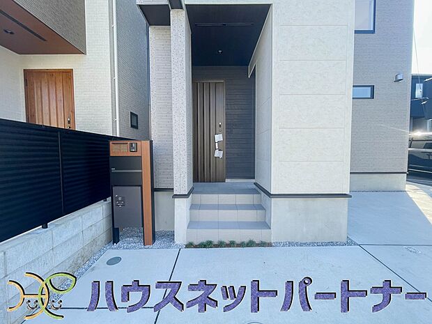 上質感漂う玄関へのアプローチ。居住者の帰り、訪れる方を優しく迎える・安らぎに満ちた生活空間を予感させる。健やかな暮らしを楽しめそう。