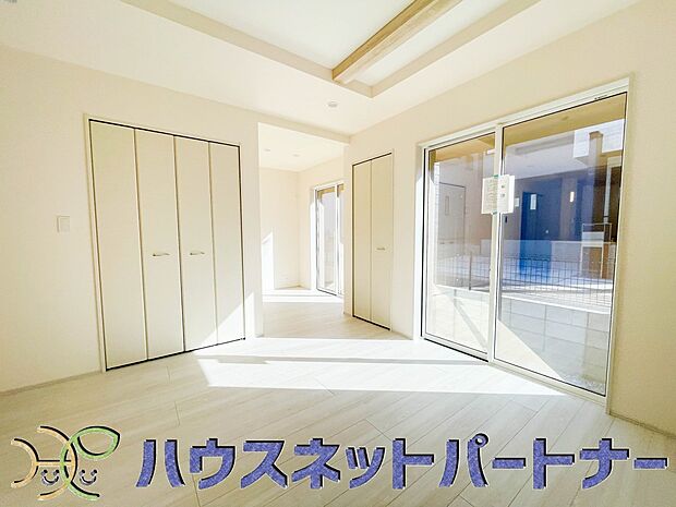 太陽の光が照らす明るいリビングは、開放感があり通風・採光に優れ、心地よい光と風が舞い込んできます。心休まるリビングは何よりも快適な時間を過ごせます。