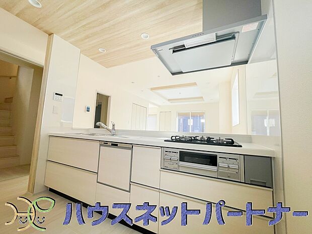 明るく開放的なオープンキッチン。家族とのコミュニケーションが取りやすく、みんなの笑顔が溢れます。