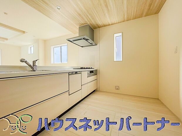 カウンターキッチンなら、リビングで遊ぶ子供の様子を見ながら料理ができるので安心です。料理を運んでもらったり、子供にお手伝いしてもらいやすいのもいいですね。