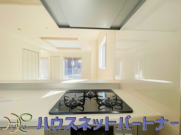 三口コンロで料理の幅を拡げてくれる使いやすいシステムキッチンを採用。洗い場も大きいので野菜や食器を洗ったりする際にも捗り、奥様の強い味方となってくれるはずです。