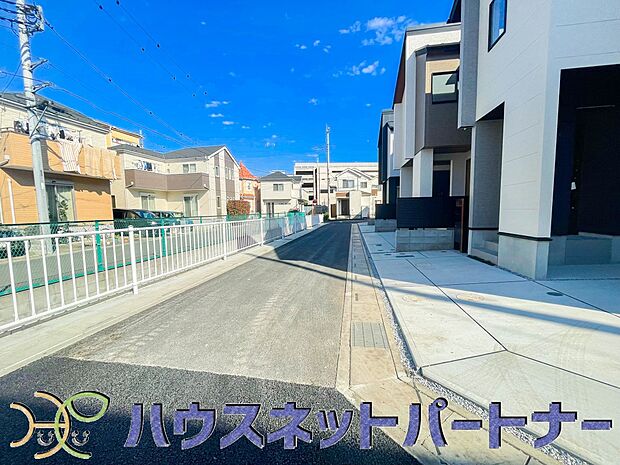 前面道路の日当たりの良い明るいお家。