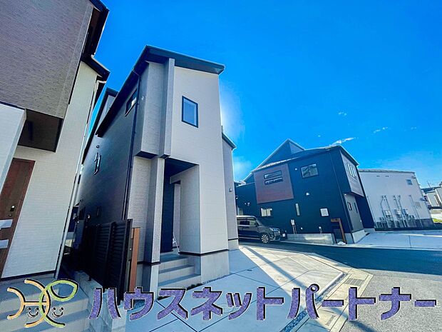 堂々たる趣ながら、主張し過ぎずどこか余裕を感じさせるシャープなフォルムで佇む邸宅は、晴天の空と照らし合わせる事で、本来あるべき完成形の姿を見せてくれます。