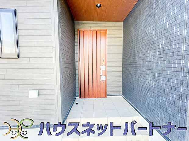 玄関の扉を開けるとそこは家族の待つお家。笑い声が聞こえてきそう。