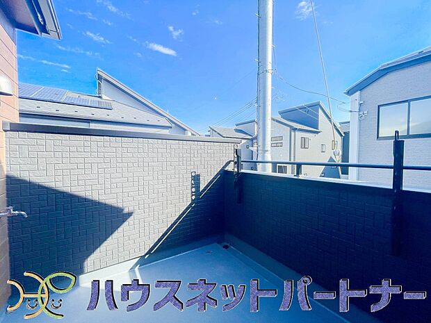 青い空が近くに感じるバルコニーは、爽やかな風をお部屋へ運んでくれます。