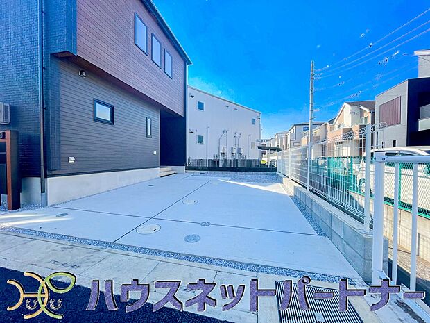 駐車場がある戸建を持つ最大のメリットは、駐車場代金を支払い続ける必要がないことです。賃貸住宅に住んでいる方が、戸建の購入を考えるきっかけに挙げることが多いようです。