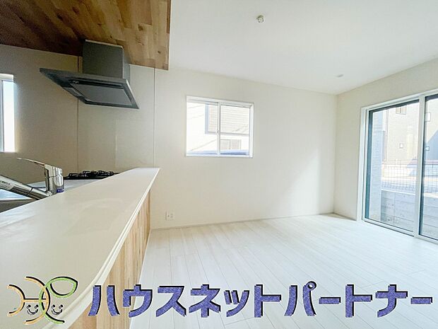 明るく開放的なオープンキッチン。家族とのコミュニケーションが取りやすく、みんなの笑顔が溢れます。