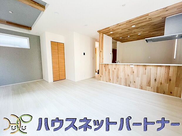 明るく開放的なダイニング。家族とのコミュニケーションが取りやすく、みんなの笑顔が溢れます