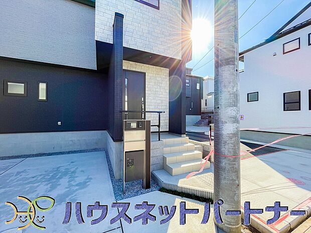 玄関の扉を開けるとそこは家族の待つお家。笑い声が聞こえてきそう。