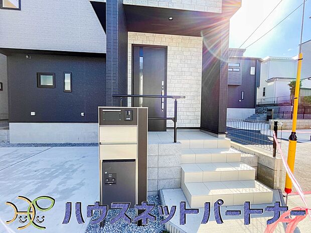 上質感漂う玄関へのアプローチ。居住者の帰り、訪れる方を優しく迎える・安らぎに満ちた生活空間を予感させる。健やかな暮らしを楽しめそう。