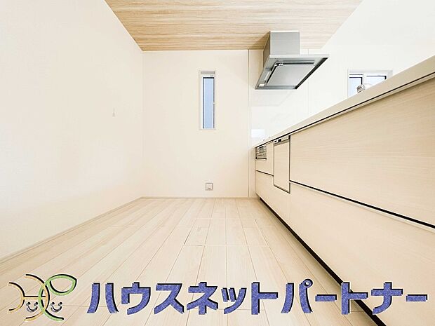 カウンターキッチンは広くて収納力もあるので、快適に料理をすることができます。食器や炊事用具を手の届くところに配置しやすいため調理もスピーディーです。