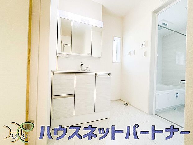 家の中でも特にプライベートスペースとなる洗面所は、洗濯場所と浴室を同じ空間でまとめております。小窓を設置しておりますので、熱気などが籠りやすい空間でちょっとした空気の入れ替えを。