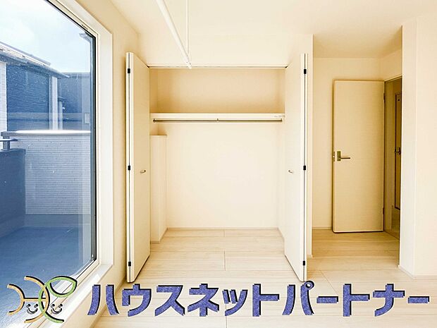 壁面クローゼットのメリットは、衣類が横一列に並ぶためひと目で洋服が選びやすいこと。衣類をたくさんお持ちの方も、限られたスペース内に無理なく収納することができます。