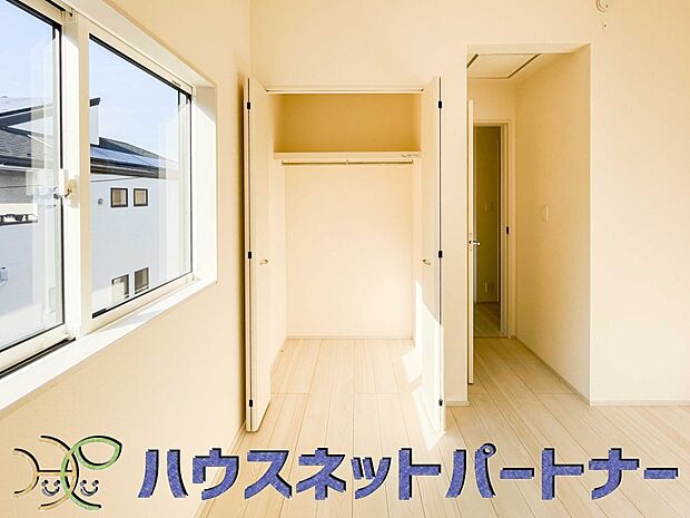 多くの人がお困りの住まいの収納。壁面クローゼットがあればタンスを置く必要がなく、出っ張りのないスッキリ空間を維持できます。限られたスペースを有効に活用できそう。