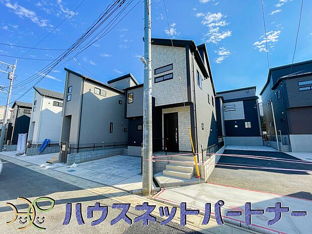 堂々たる趣ながら、主張し過ぎずどこか余裕を感じさせるシャープなフォルムで佇む邸宅は、晴天の空と照らし合わせる事で、本来あるべき完成形の姿を見せてくれます。