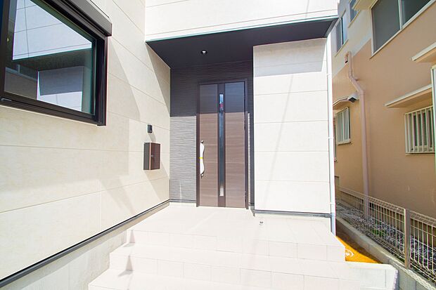 玄関の扉を開けるとそこは家族の待つお家。笑い声が聞こえてきそう。