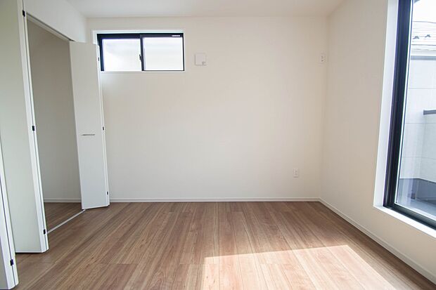 バルコニーに直接出入りできるお部屋です。ちょっと外の空気を吸いたい時や、ベランダでミニガーデニングなども楽しめそうです。