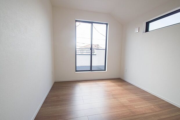 明るい窓のあるお部屋は子供部屋にぴったり。可愛い家具で素敵なお部屋に。