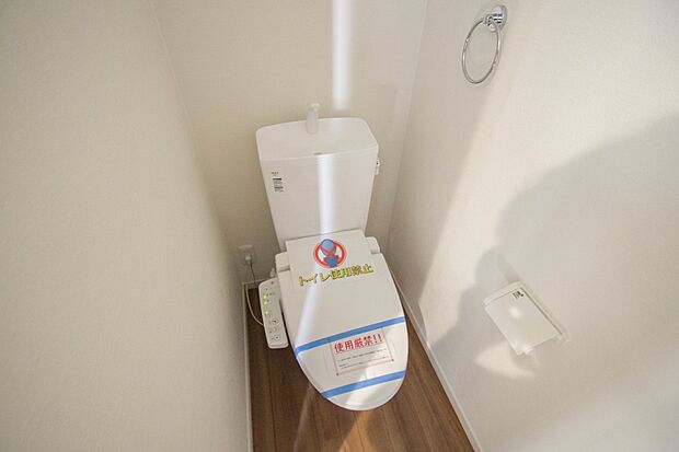 快適な生活を送るための必須アイテムとなった洗浄機能付トイレ。おしり洗浄、ビデ洗浄、暖房便座の3つの機能を標準装備しています。