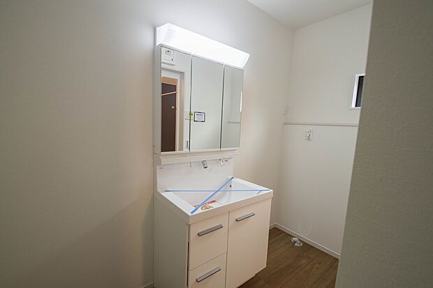 大きく見やすい三面鏡で清潔感ある洗面台は、身だしなみチェックや肌のお手入れに最適です。何かと物が増える場所だからこそ、スッキリと見映えの良い空間に拵えました。