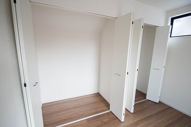 壁面クローゼットのメリットは、衣類が横一列に並ぶためひと目で洋服が選びやすいこと。衣類をたくさんお持ちの方も、限られたスペース内に無理なく収納することができます。