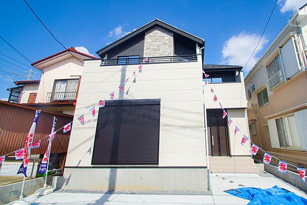 堂々たる趣ながら、主張し過ぎずどこか余裕を感じさせるシャープなフォルムで佇む邸宅は、晴天の空と照らし合わせる事で、本来あるべき完成形の姿を見せてくれます。