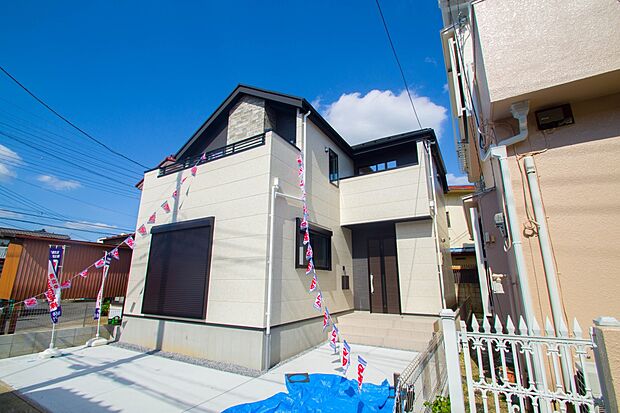 前面道路の日当たりの良い明るいお家。