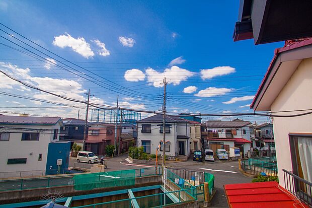 朝の澄んだ空気や、夕方に吹く清々しい風を五感で感じられるバルコニー。住まいの中で屋外にあって、本当の自然を感じられるスペースです。