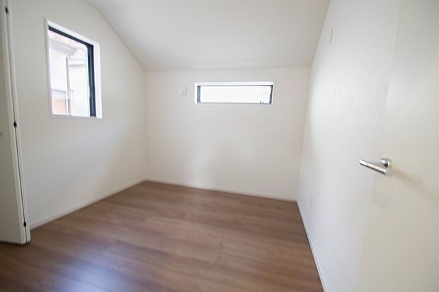 独立性を高めたお部屋。たっぷりの収納も配備しており、片付いた空間を現実出来そう。陽光も降り注ぐ明るく開放的な空間が魅力的。