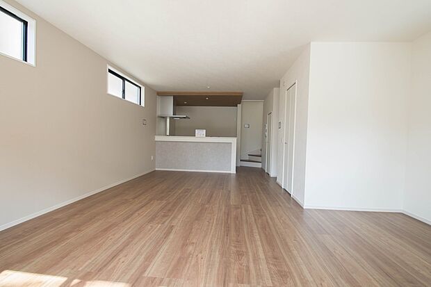 リビングは、食事スペースと寛げる場所設けてもまだ余裕の広さ。明るい光が照らしてくれます。