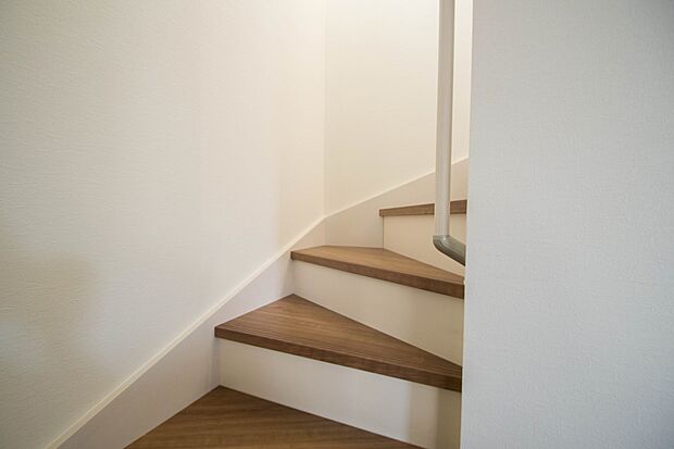 手すりがないと階段の昇り降りで危険なことはもちろん、壁に手をつきながら歩くことで壁紙が汚れやすくなります。すべての方に安心して昇り降りしていただくため、手すりを設置しました。