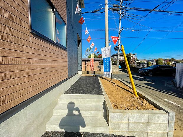 上質感漂う玄関へのアプローチ。居住者の帰り、訪れる方を優しく迎える・安らぎに満ちた生活空間を予感させる。健やかな暮らしを楽しめそう。