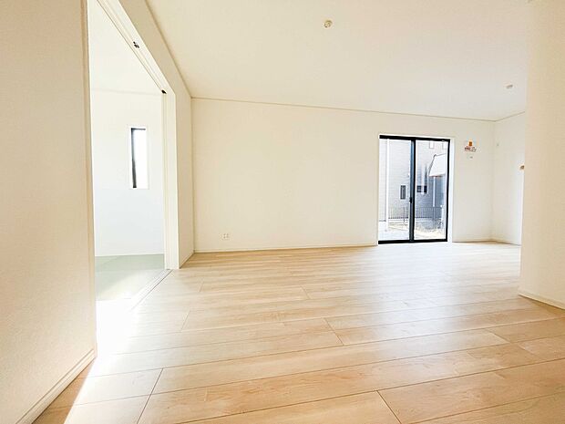 通風・採光に優れ、心地よい光と風が溢れています。 贅沢で豊かな居住性と、プライドを満たすクオリティが見事に調和した住空間。新築ならではの快適なひとときをご体感頂ける筈です。