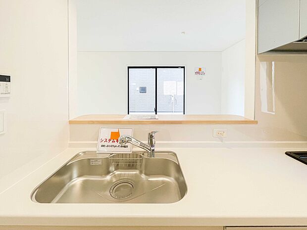 人工大理石のワークトップやシンクは、水を流しただけできれいになったように見えます。白いキッチンは明るく清潔感があり、とっても素敵です。
