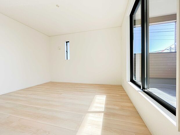 ベッドを置いて主寝室をイメージ。それでも広々してますね。