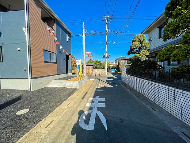 前面道路でお車を駐車するのも楽々。