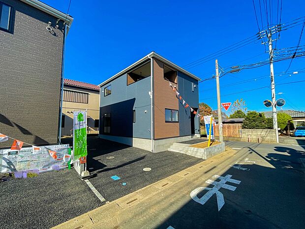 堂々たる趣ながら、主張し過ぎずどこか余裕を感じさせるシャープなフォルムで佇む邸宅は、晴天の空と照らし合わせる事で、本来あるべき完成形の姿を見せてくれます。