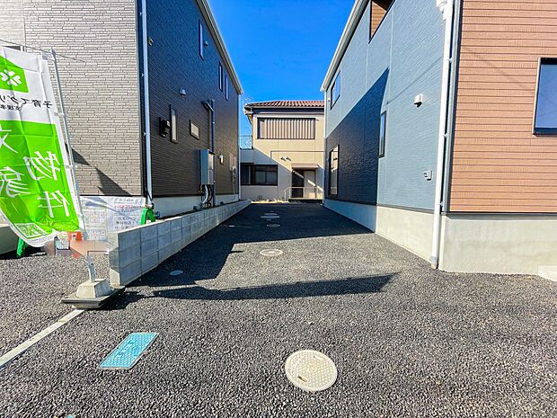 ゆったりとした駐車スペースを確保いたしましたので、大きめのお車でも駐車可能です。自転車やバイクなど、ゆとりのある敷地で置き場所に困ることはないでしょう。