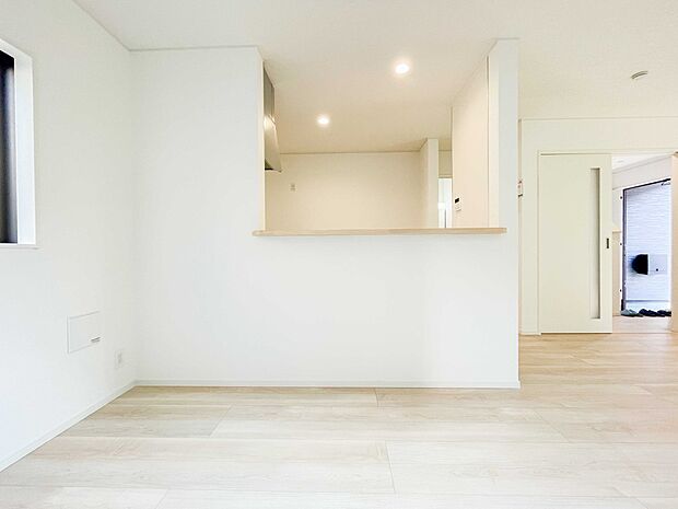 雑誌の一コマのようなダイニングキッチン。収納も豊富で機能的です。