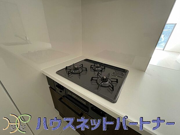 三口コンロで料理の幅を拡げてくれる使いやすいシステムキッチンを採用。洗い場も大きいので野菜や食器を洗ったりする際にも捗り、奥様の強い味方となってくれるはずです。