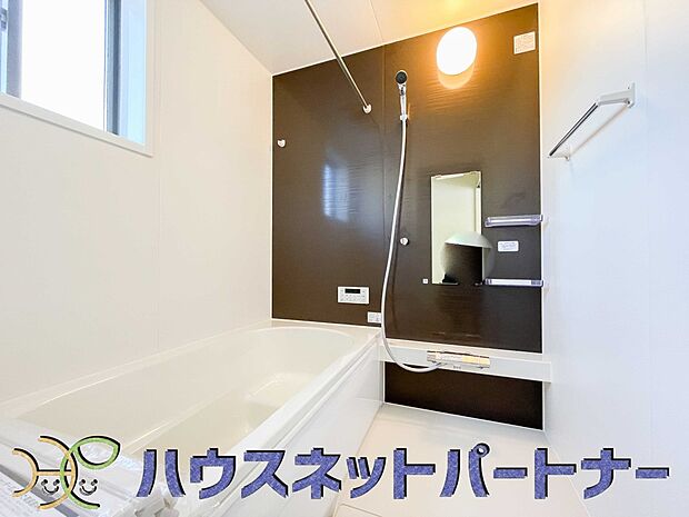 冬場にはヒヤッとしないように暖房機能、梅雨の時期には乾燥等、機能的で清潔感溢れる浴室。快適・清潔な空間で心も体もオフになる時間を楽しむことが可能です。