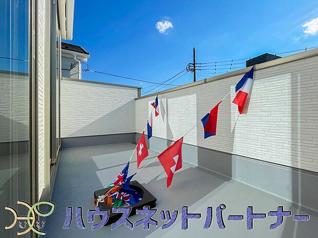 朝の澄んだ空気や、夕方に吹く清々しい風を五感で感じられるバルコニー。住まいの中で屋外にあって、本当の自然を感じられるスペースです。