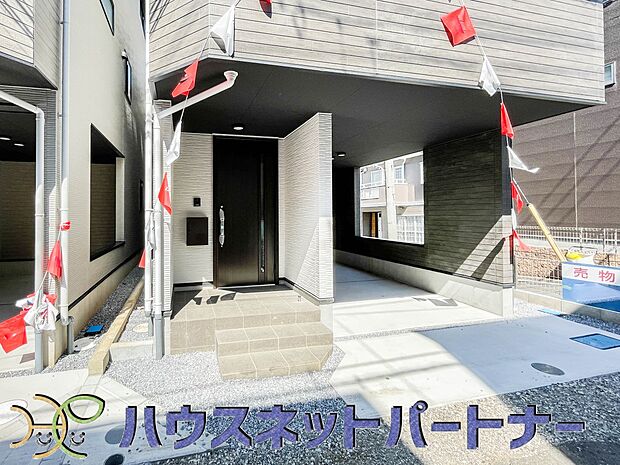 広々な玄関は、ご家族やお友達を迎え入れてくれるスタイリッシュな造りです。