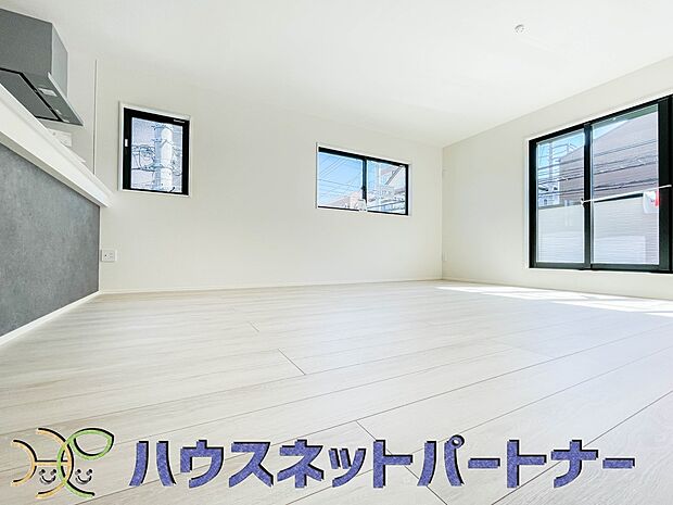 17帖以上の広々LDKでワンランク上の住まい環境。食事スペースと寛げる場所設けてもまだ余裕の広さ。明るい光が照らしてくれます。