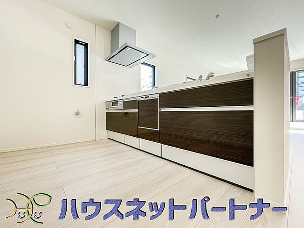 明るい自然光が入る作業スペースを多くとったキッチン採用。夫婦揃ってキッチンに立っても調理がしやすく、家事をしながら会話も弾みます。食器類もすっきりと片付く収納力。