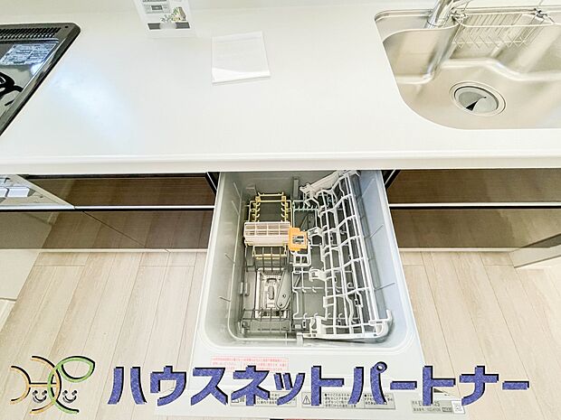 ビルトイン食器洗浄機は高温のお湯や高圧水流を使うことにより油汚を効果的に落としてくれます。