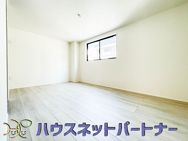 明るい窓のあるお部屋は子供部屋にぴったり。可愛い家具で素敵なお部屋に。