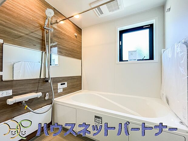 冬場にはヒヤッとしないように暖房機能、梅雨の時期には乾燥等、機能的で清潔感溢れる浴室。快適・清潔な空間で心も体もオフになる時間を楽しむことが可能です。