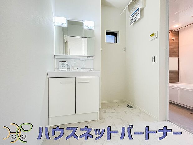 洗面室のある脱衣所は広々。脱いだお洋服をそのままお洗濯。